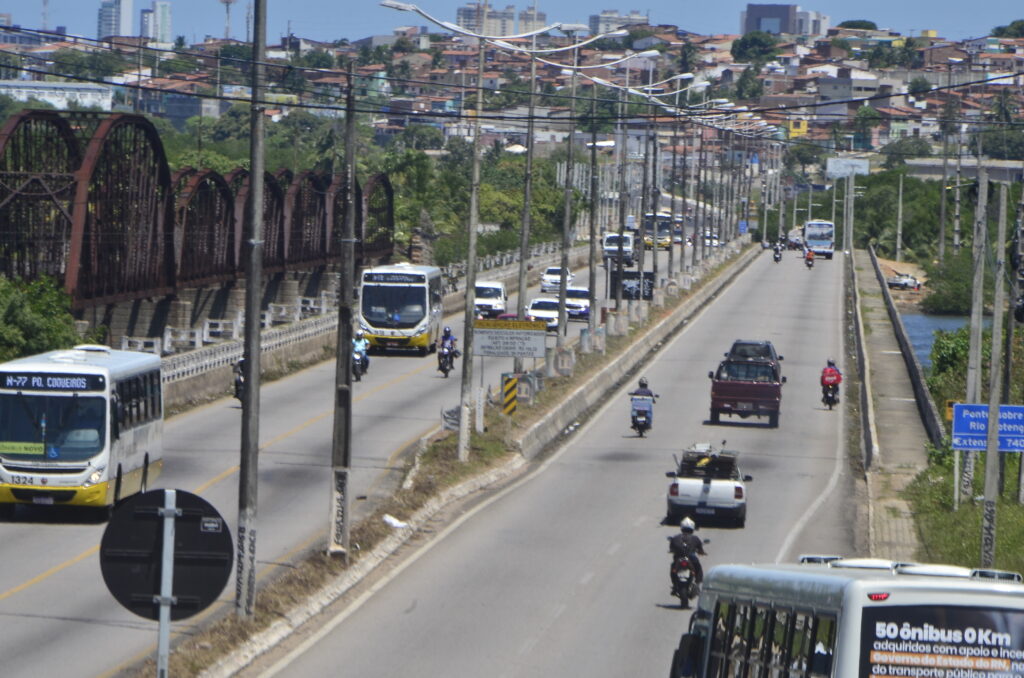 Ponte de Igapó com trânsito normal ontem, apesar do aviso de interdição. Foto: José Aldenir/Agora RN