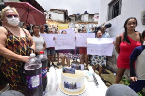 Comunidade fez bolo e exibiu faixas cobrando a gestão municipal após desabamento de casas/ Foto: José Aldenir