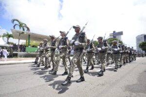 Militares desfilam nas imediações da Praça Cívica no feriado dos 201 anos da Independência do Brasil. Foto: José Aldenir/Agora RN