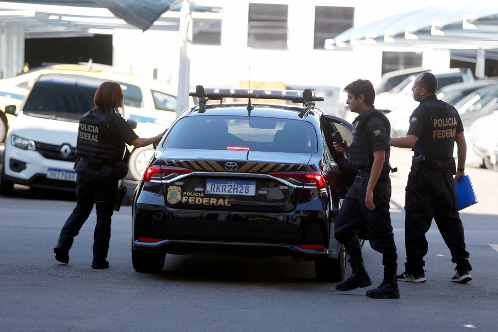Agentes que participaram da Operação Perfídia chegam à Superintendência da PF no Rio — Foto: Fabiano Rocha / Agência O Globo