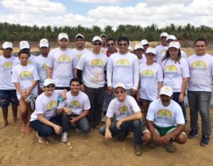 Pesquisadores e moradores da comunidade de Serra Mossoró beneficiados pela pesquisa da Ufersa. Ao centro, de pé, camisa branca, usando óculos e sem boné, o pesquisador Nildo Dias - Foto: arquivo pessoal/cedida