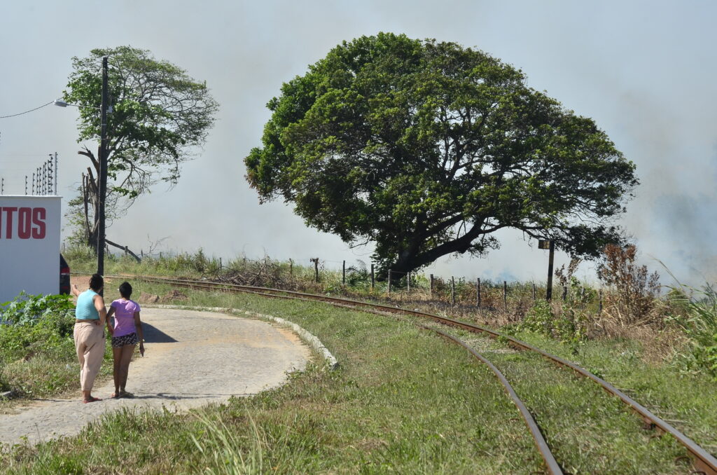 Moradores apreensivos com o incêndio local / Foto: José Aldenir