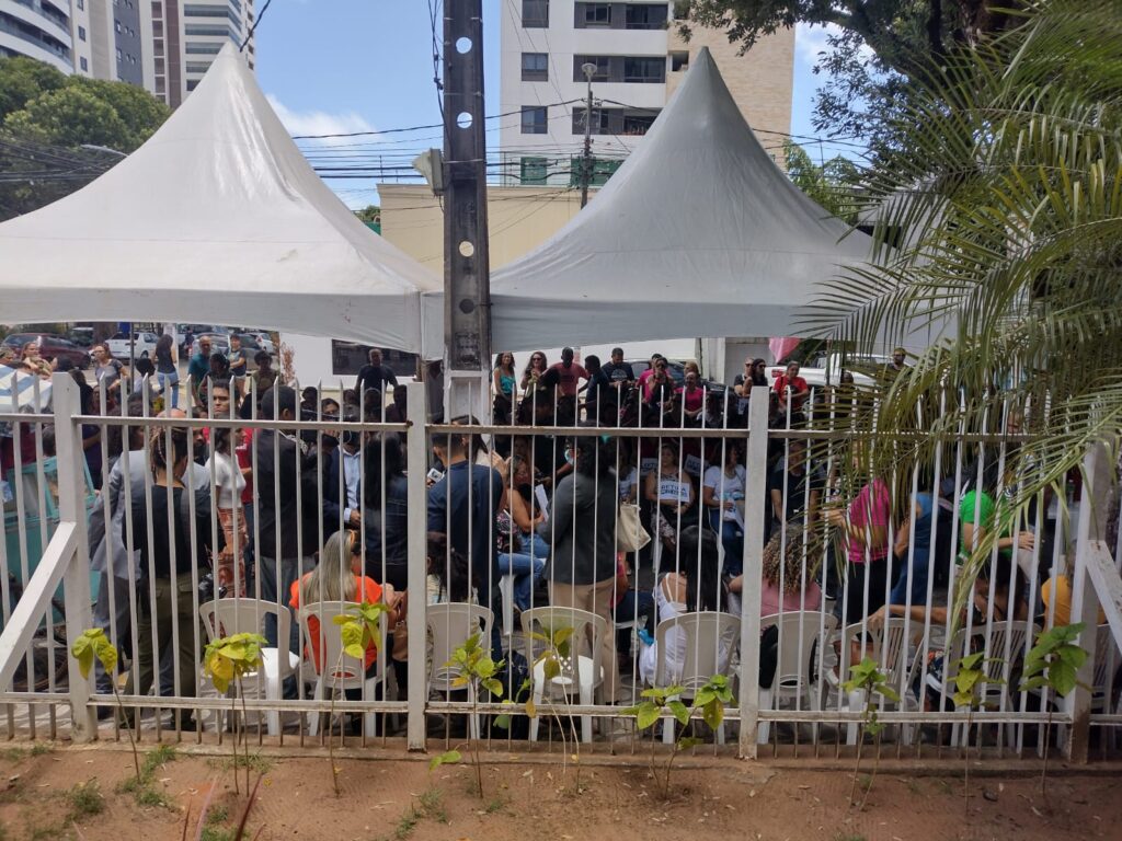 Servidores participam de uma audiência pública sobre o projeto de lei que extingue as atuais carreiras do magistério municipal - Foto: cedida