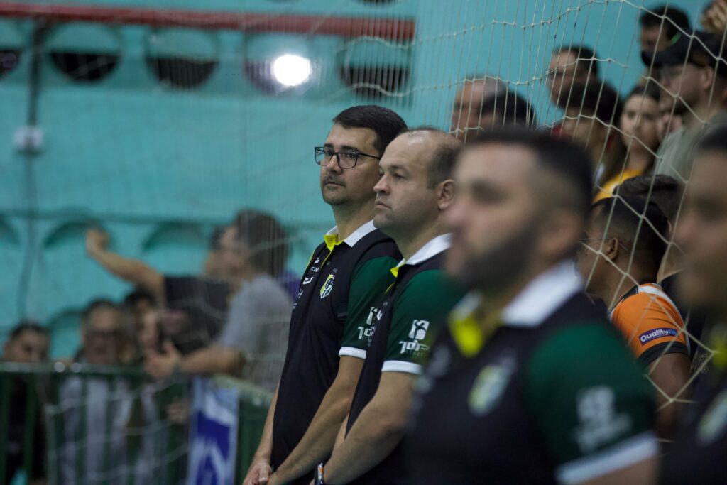 Comissão técnica do Apodi Futsal durante primeiro jogo da final / Foto: Cedida