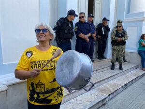 Servidores fazendo "panelaço" em frente a Prefeitura. Foto: Francisca Pires/ Sindsaúde RN