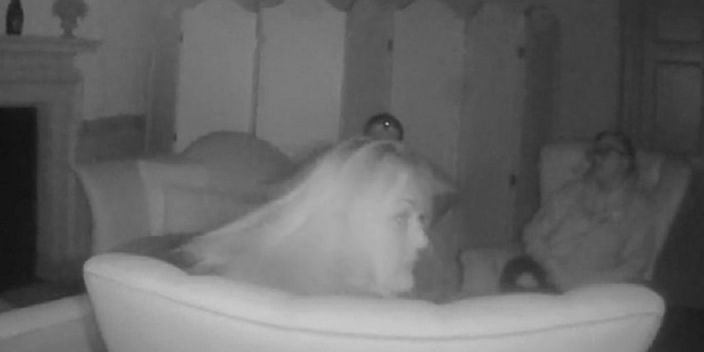 VÍDEO: em visita a mansão “assombrada” no Reino Unido, mulher diz que fantasma puxou seu cabelo