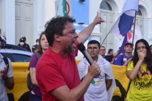 Vereador Daniel Valência  em frente à Prefeitura de Natal / Foto: José Aldenir