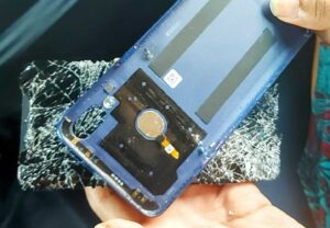 Mulher trans mostrou um celular quebrado durante a ocorrência. Foto: Guarda Municipal de Natal.