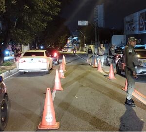Condutores passam por testes de alcoolemia durante blitz / Foto: PMRN
