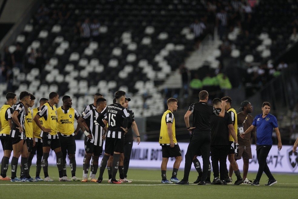 Patrick de Paula (à direita, de marrom) foi, junto de dirigentes, reclamar com a arbitragem após a partida contra o Palmeiras — Foto: Alexandre Cassiano
