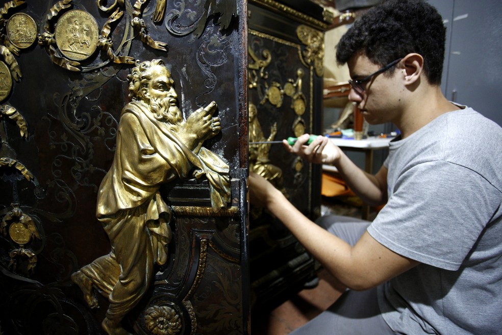 Matheus Oliveira Nogueira restaurando o medalheiro — Foto: Custodio Coimbra