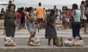 Cestas básicas são distribuídas em Copacabana — Foto: Domingos Peixoto
