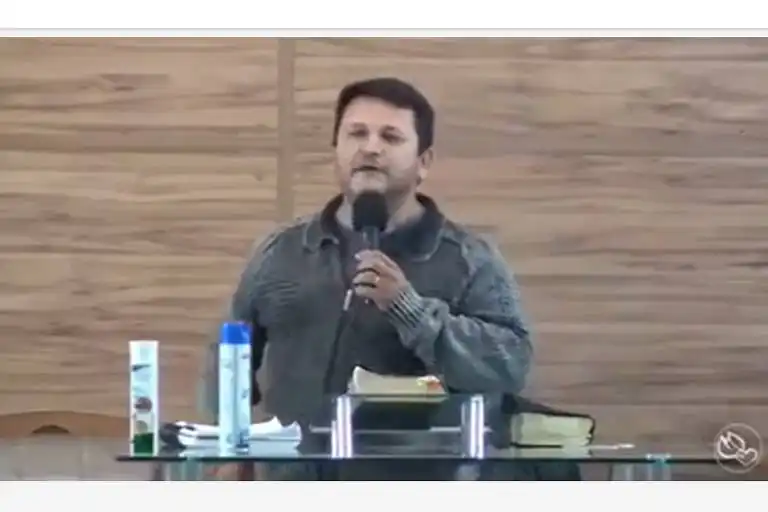 Pastor é condenado por dizer que os gays “serão esmagados na ira do Senhor”