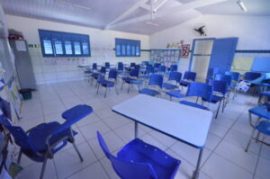 Sindicato diz que escolas sofrem com falta de professores por desvios de função e que alguns descumprem carga horária
