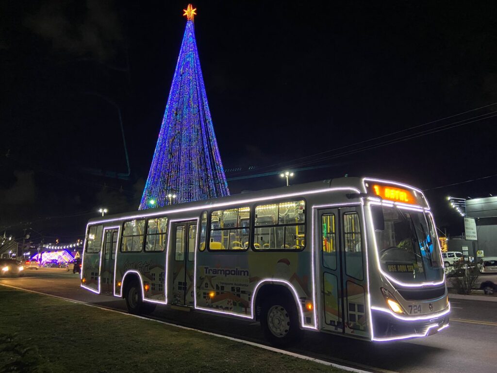 Veículo foi ornamentado com decorações festivas e temas natalinos. Foto: Divulgação.