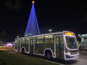 Veículo foi ornamentado com decorações festivas e temas natalinos. Foto: Divulgação.