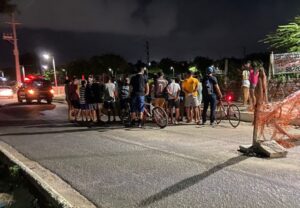 Comunidade se reuniu para observar salvamento dos bombeiros / Foto: Cedida