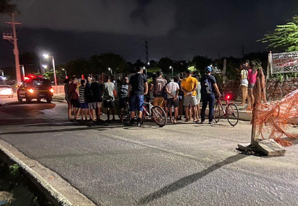 Comunidade se reuniu para observar salvamento dos bombeiros / Foto: Cedida