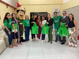 Grupo de voluntários da distribuidora entregaram kits de higiene pessoal e fraldas geriátricas para Lar da Vovozinha - Foto: Divulgação / Cosern
