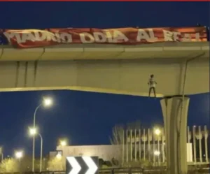 Polícia espanhola prende quatro suspeitos de pendurar boneco enforcado com blusa de Vini Jr em ponte de Madri — Foto: Reprodução/@JanaDahoui