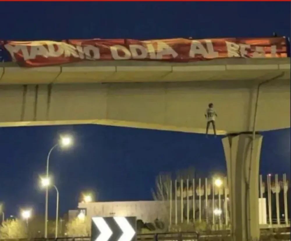 Polícia espanhola prende quatro suspeitos de pendurar boneco enforcado com blusa de Vini Jr em ponte de Madri — Foto: Reprodução/@JanaDahoui