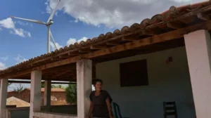 Com torres eólicas a 220 metros de sua casa, Severina Rodrigues da Silva é impedida de plantar feijão em seu quintal/ Imagem: Mariana Greif/Repórter Brasil