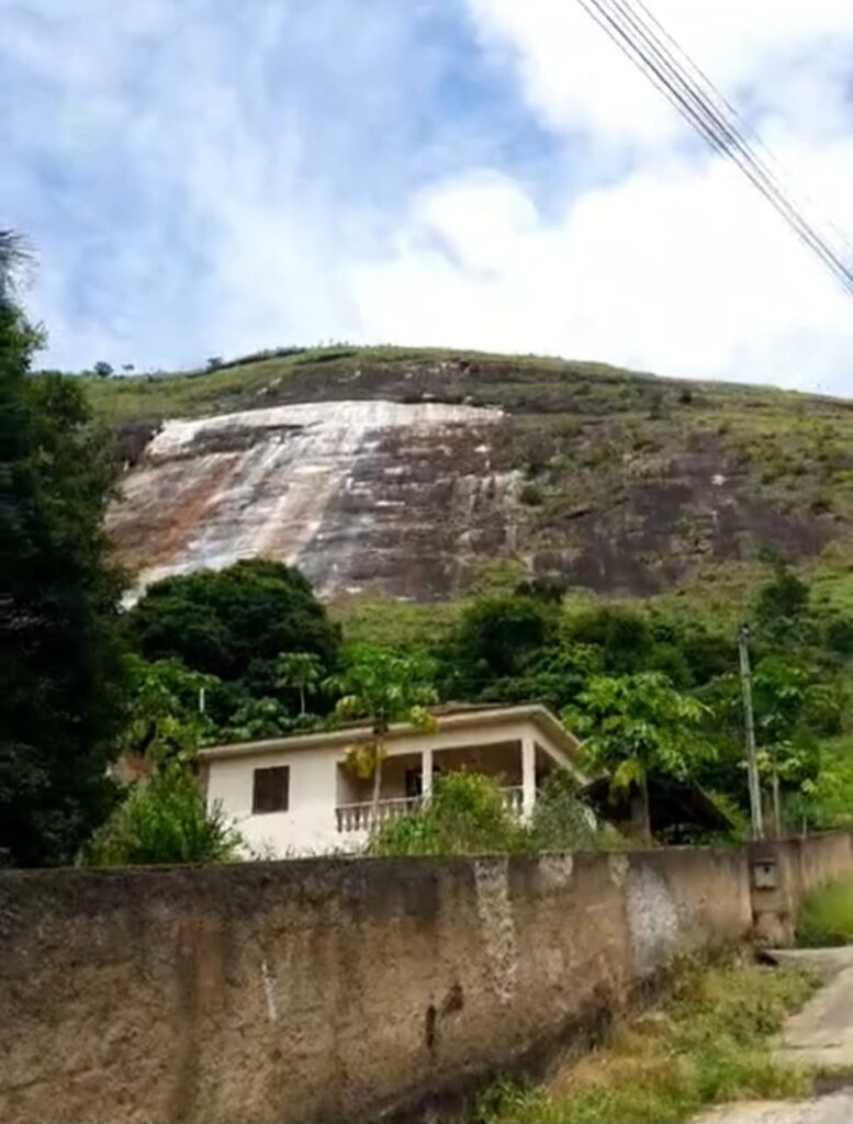 Deslizamento no bairro da Posse, em Petrópolis — Foto: reprodução