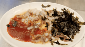 O prato servido, polvo que ainda se mexe enquanto é comido pelas pessoas  e mata 6 pessoas por ano