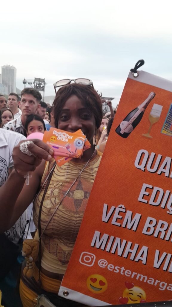 Ester Rosa, de 45 anos, chegou cedo em Copacabana 10h pra fazer campanha por uma vaga no BBB. — Foto: Roberta de Souza