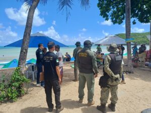 Operação Verão: agentes fiscalizam ambulantes na orla de Ponta Negra